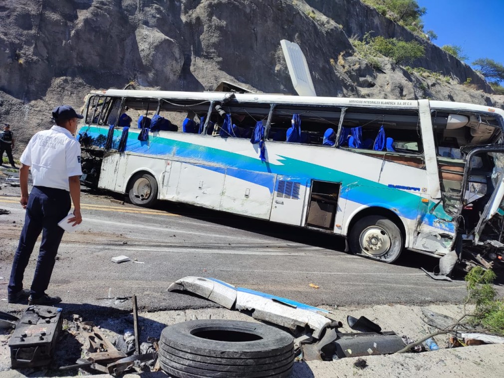 16 morți și 36 de răniți după ce un autobuz s-a ciocnit cu un camion
