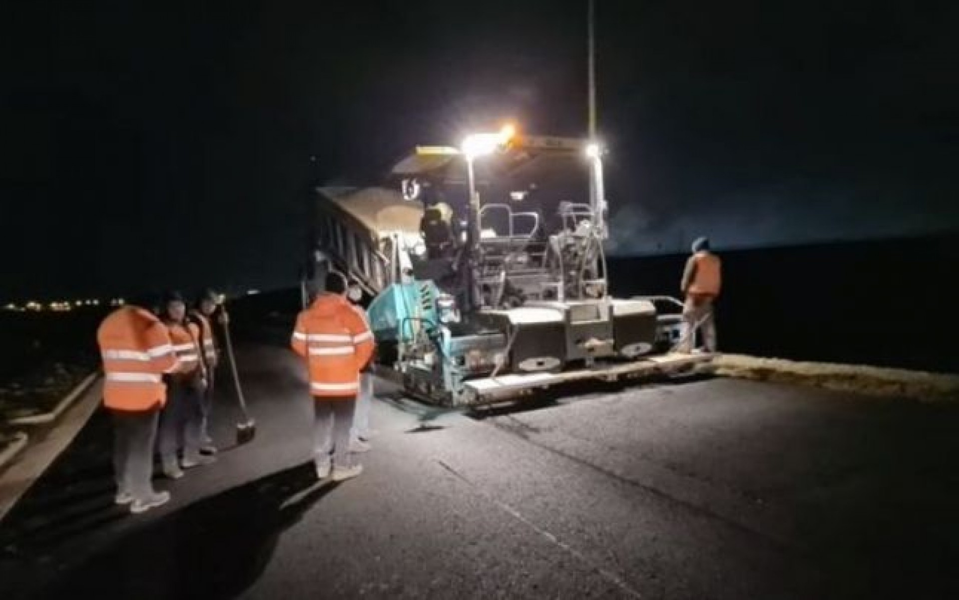 VIDEO. Minune: pe un șantier din România se asfaltează noaptea pentru a finaliza o autostradă