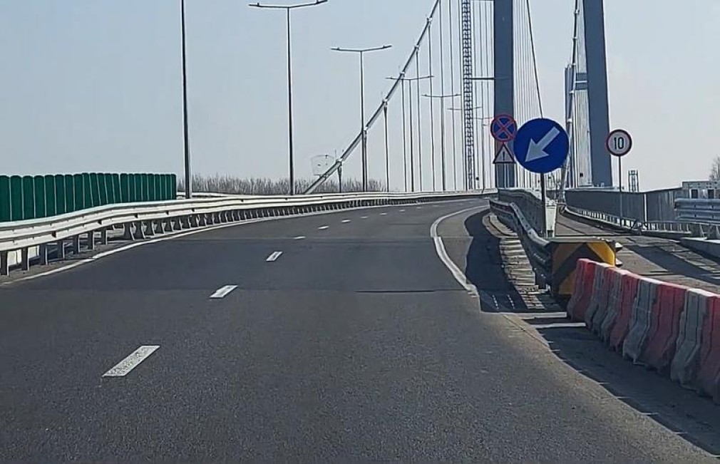 INCREDIBIL. S-a lăsat asfaltul la o rampă de pe Podul de 500.000.000 euro