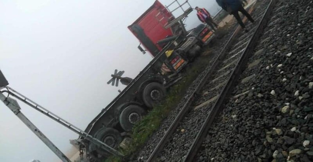 VIDEO. Camion spulberat de tren în județul Cluj