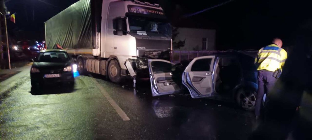 Accident cu patru victime între un autocamion și un autoturism