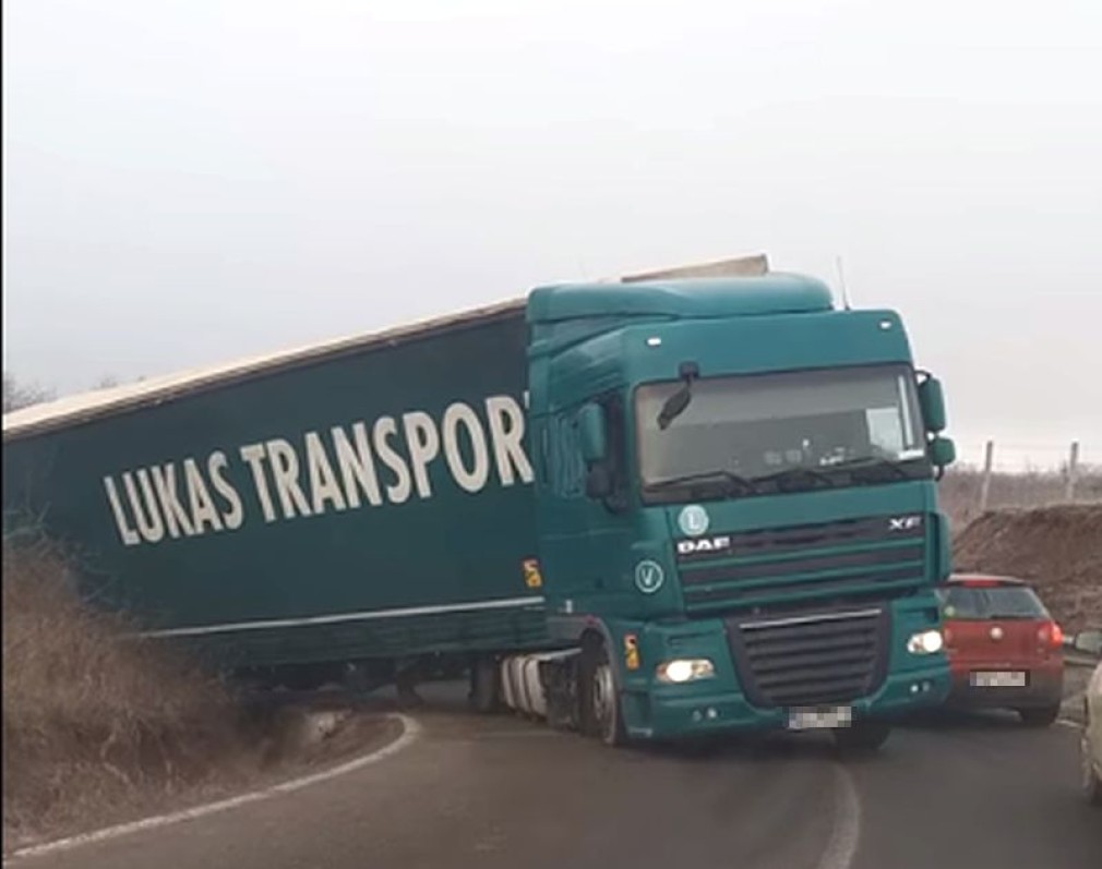 Un camion a rămas blocat pe centura de Nord a Floreștiului