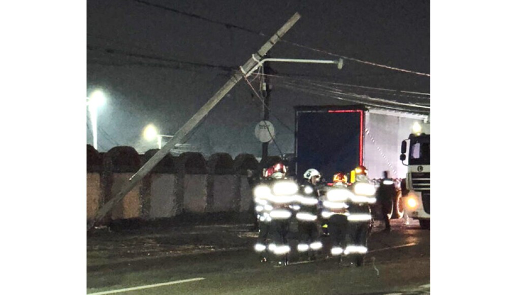 VIDEO. Circulația întreruptă după ce un camion a avariat un stâlp de electricitate