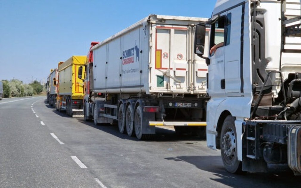 Cozi de camioane de 7 zile la granița cu România. Cum se explică ?