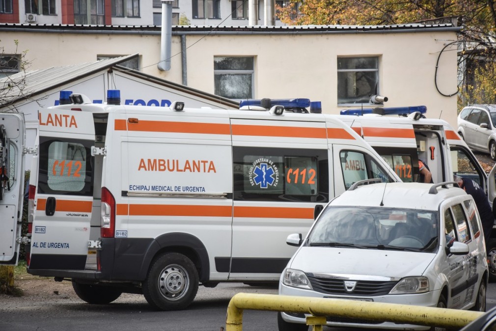 Accident la Boița, între un taxi și un camion. Un pasager a fost rănit