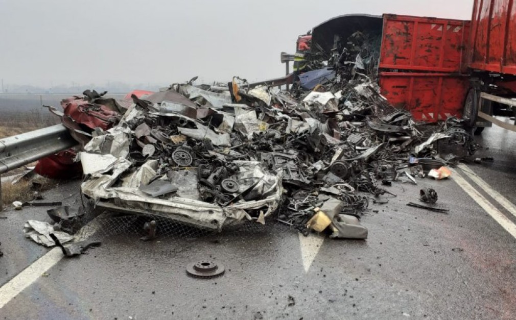 Camion, răsturnat pe Autostrada Transilvania