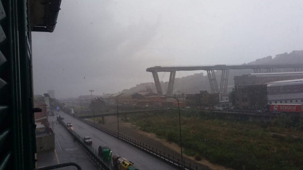 Un pod rutier de pe autostradă, PRĂBUŞIT de la o înălţime de 100 m, în apropiere de oraşul Genova.