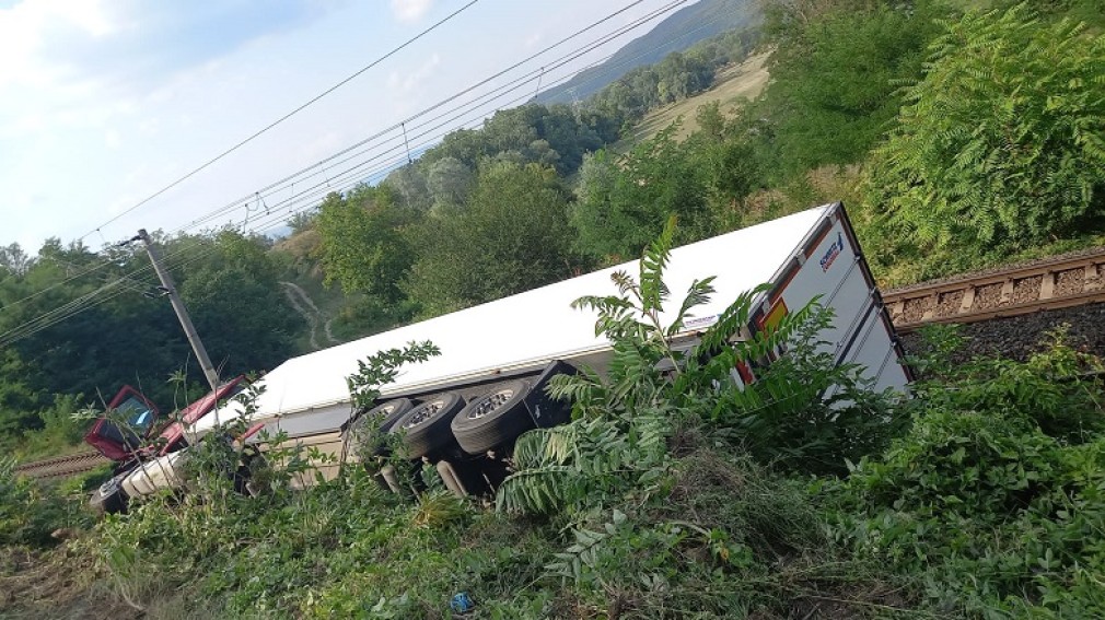 Un șofer a fost resuscitat după un accident de camion lângă Onești