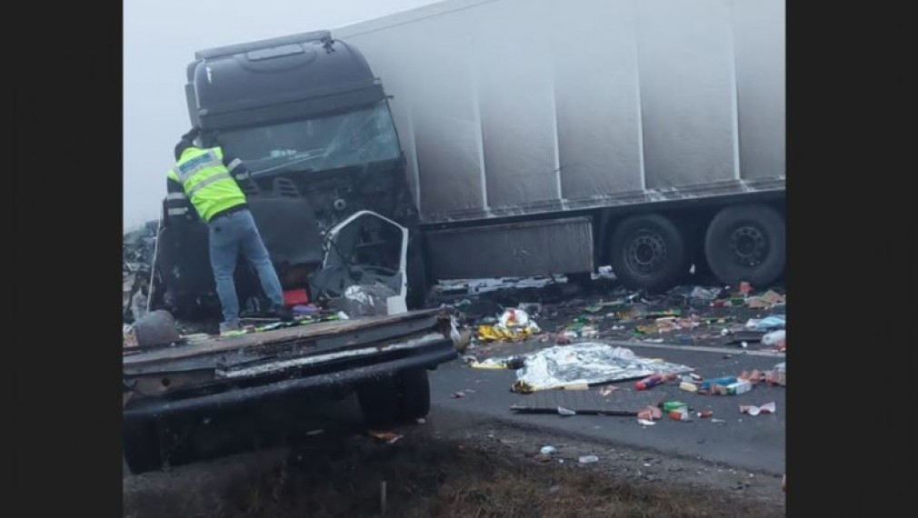 Un tânăr de 21 de ani a murit după ce duba pe care o conducea s-a izbit de două camioane