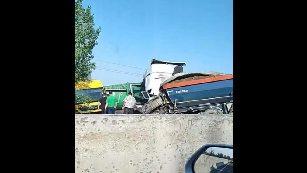 VIDEO. Un bărbat a murit strivit între două camioane pe DN1