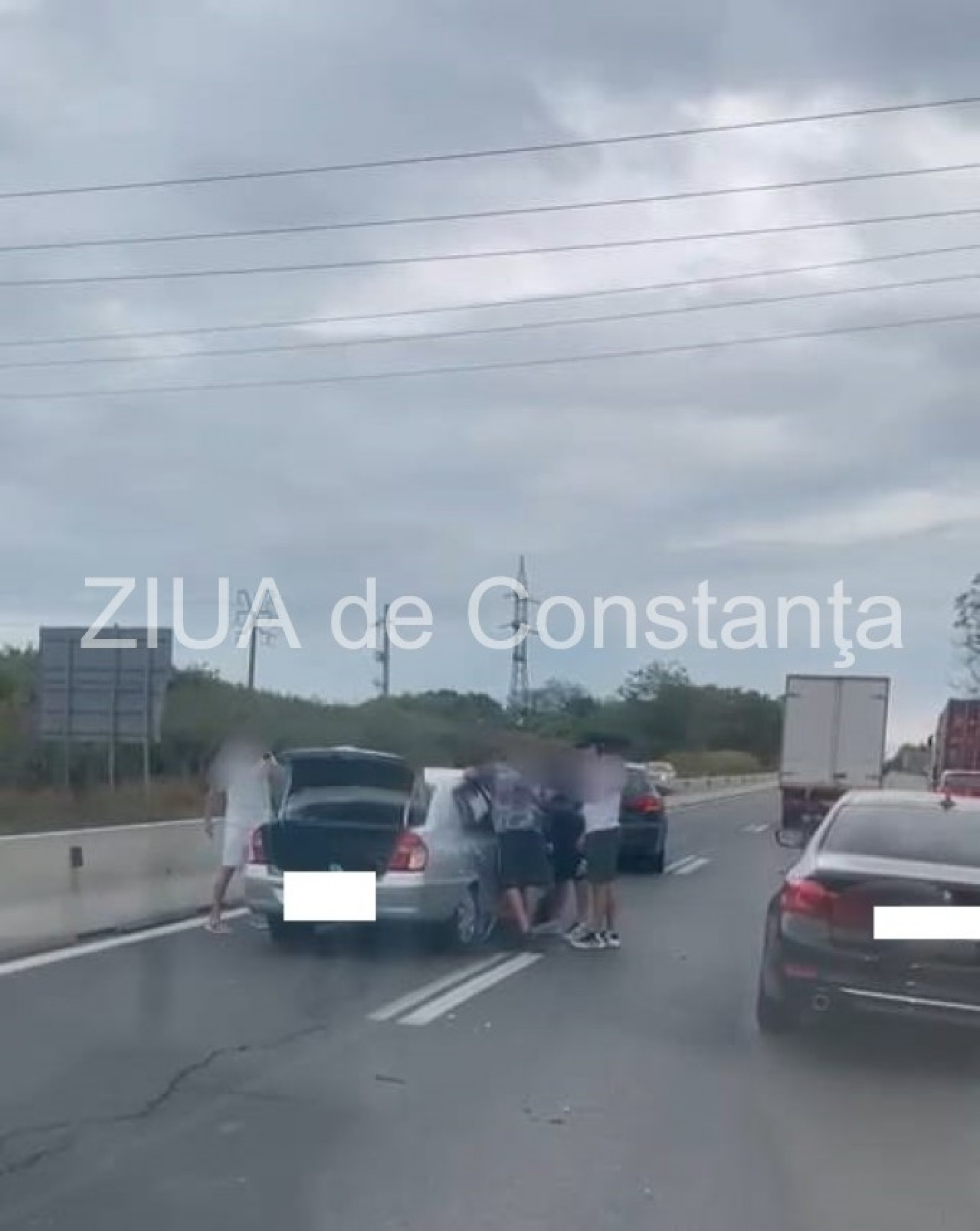 VIDEO Renault Clio, spulberat de camion: două victime