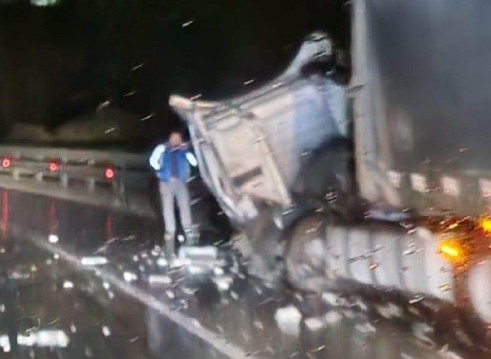 Două camioane implicate într-un accident la Posada. O persoană rănită