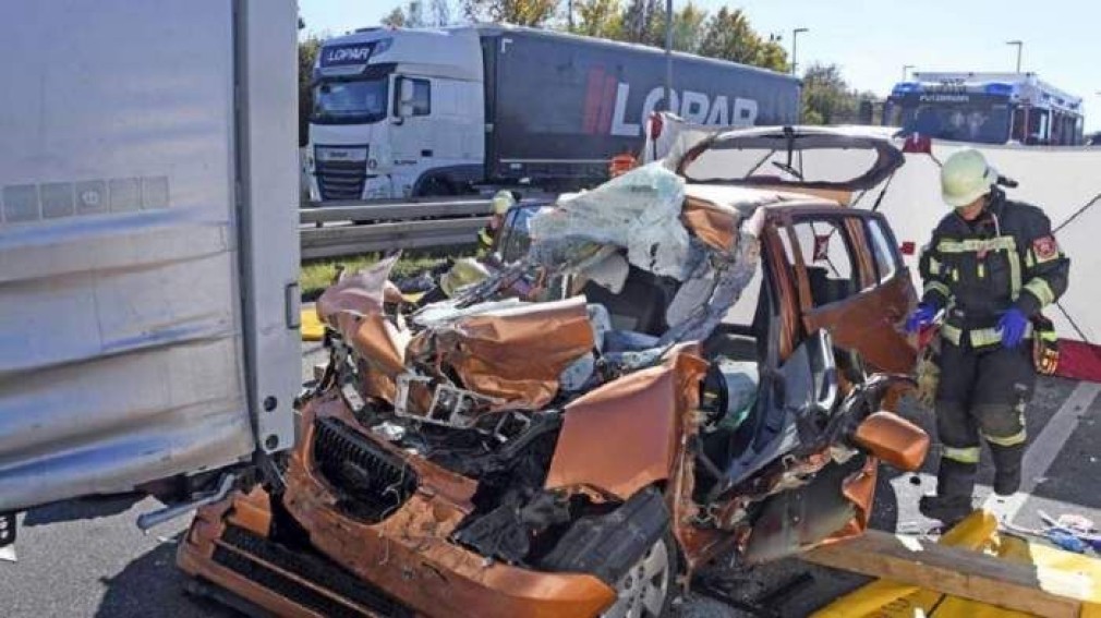 Un om a murit după ce a intrat cu mașina sub camionul unui român