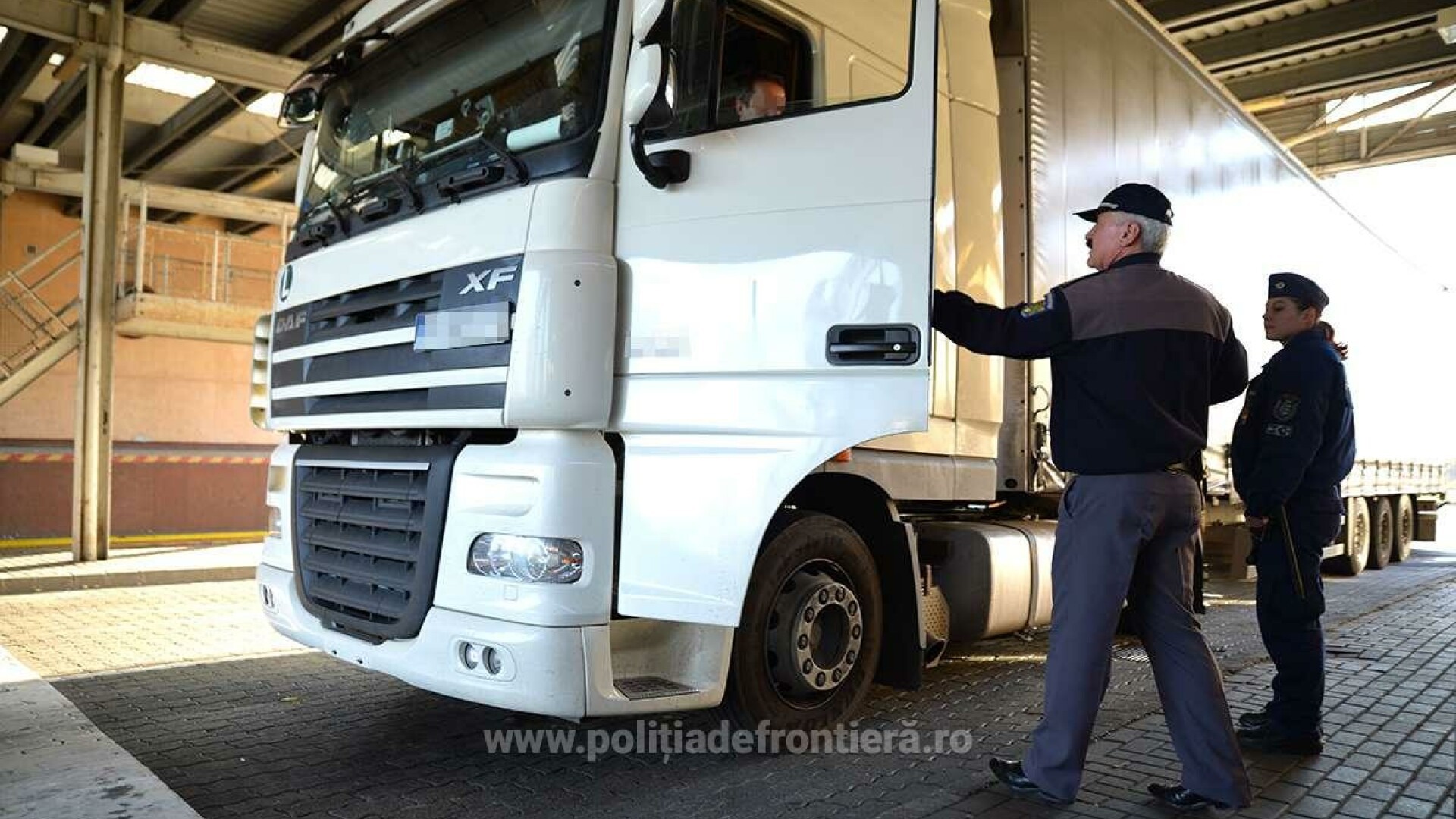 Camion cu produse contrafăcute de 13.000.000 lei
