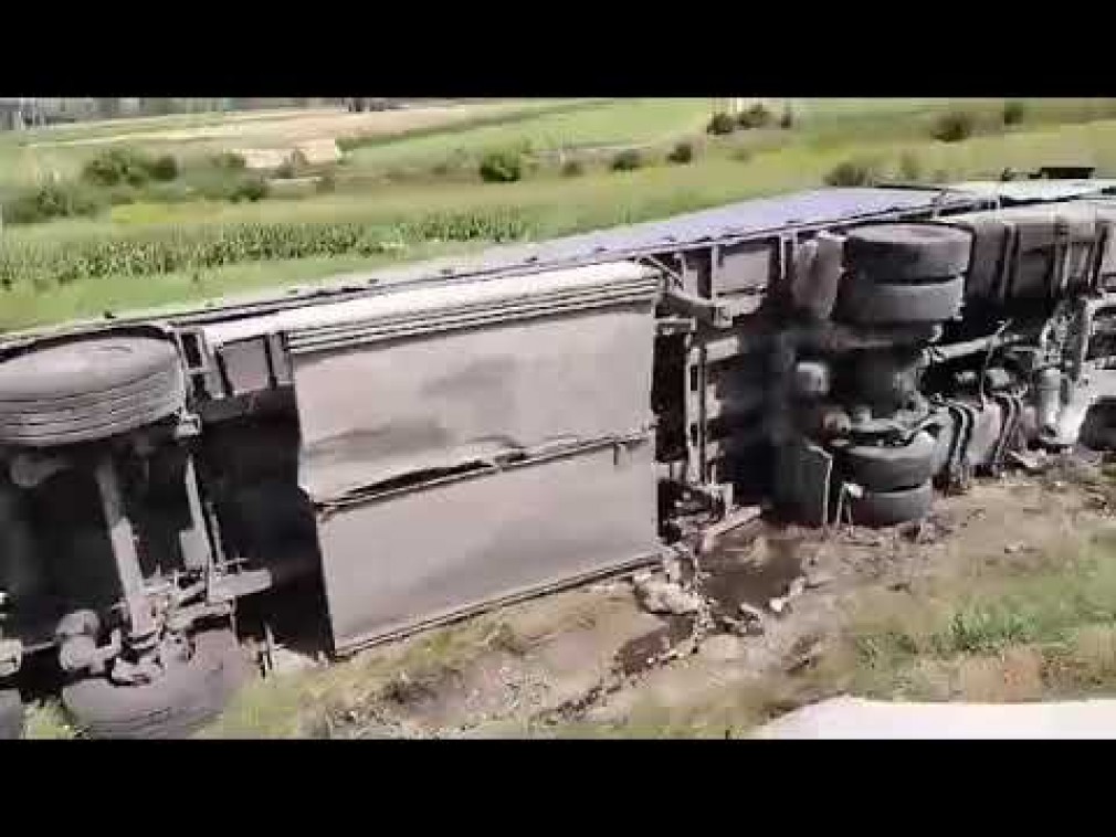 VIDEO: Camion răsturnat la ieșirea dinspre Aiud, în urma unui accident rutier