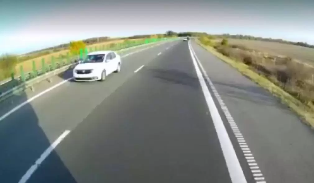 Video Un Ofer Care Conducea Pe Contrasens Pe Autostrad A Evitat La