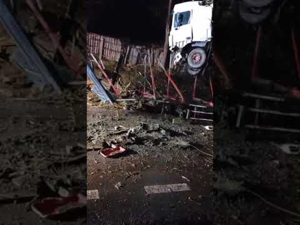 Camion, răsturnat pe Valea Oltului. Cum s-a produs accidentul?