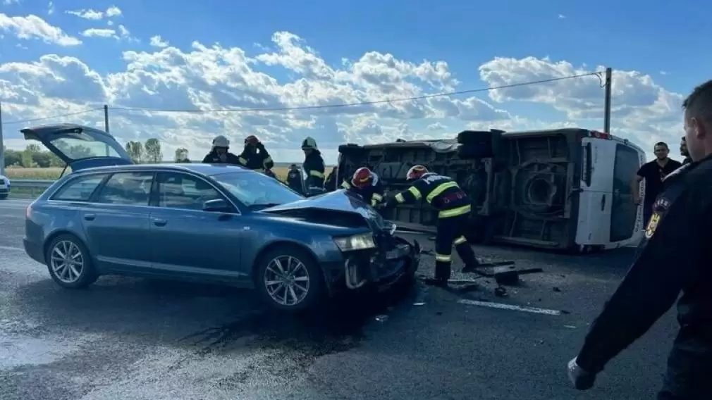 Video Accident Ntre Dou Camioane I O Ma In Cu Scurgeri De