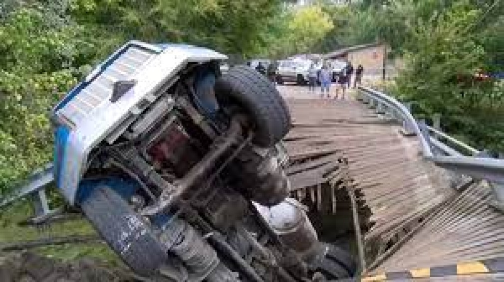 Un şofer de camion cu betonieră s-a prăbușit pe un pod de lemn