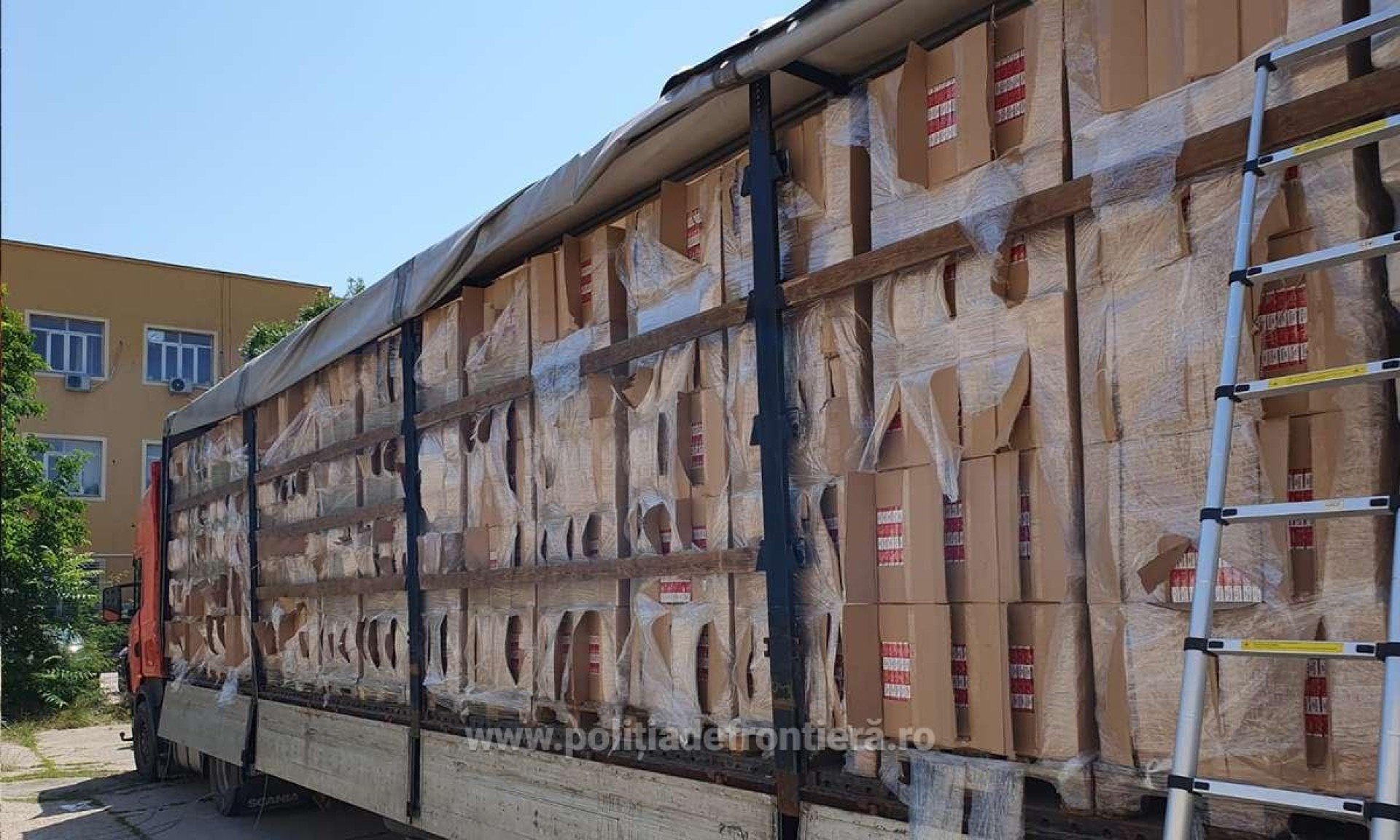Șoferul de camion care transporta țigări de contrabandă, arestat