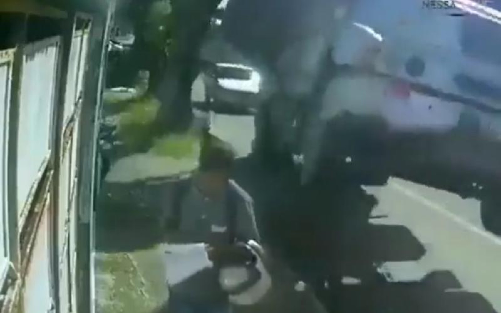 VIDEO Un bărbat a scăpat miraculos după ce a fost lovit de un camion