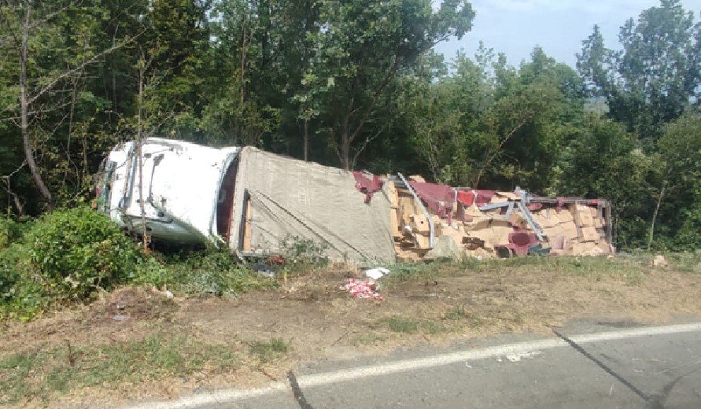 Camion răsturnat în Caraș-Severin