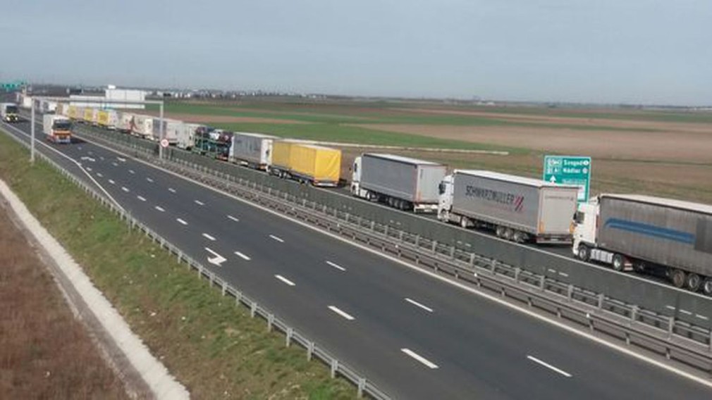 Mari restricții pentru camioane în Ungaria. Când se poate circula? Programul complet
