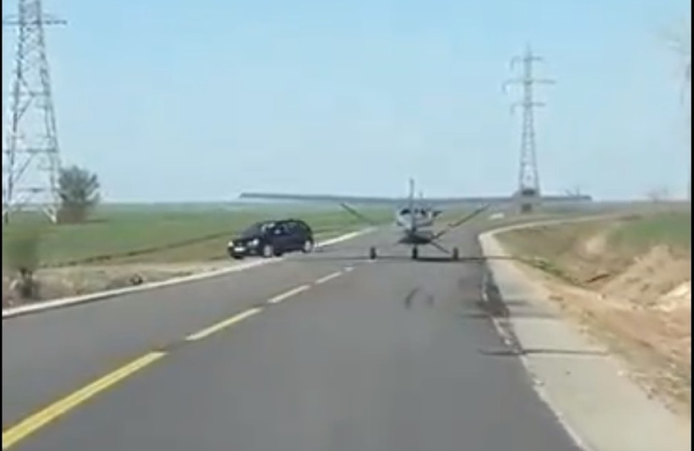 VIDEO Avion, filmat în timp ce rulează pe o şosea din Prahova şi apoi decolează