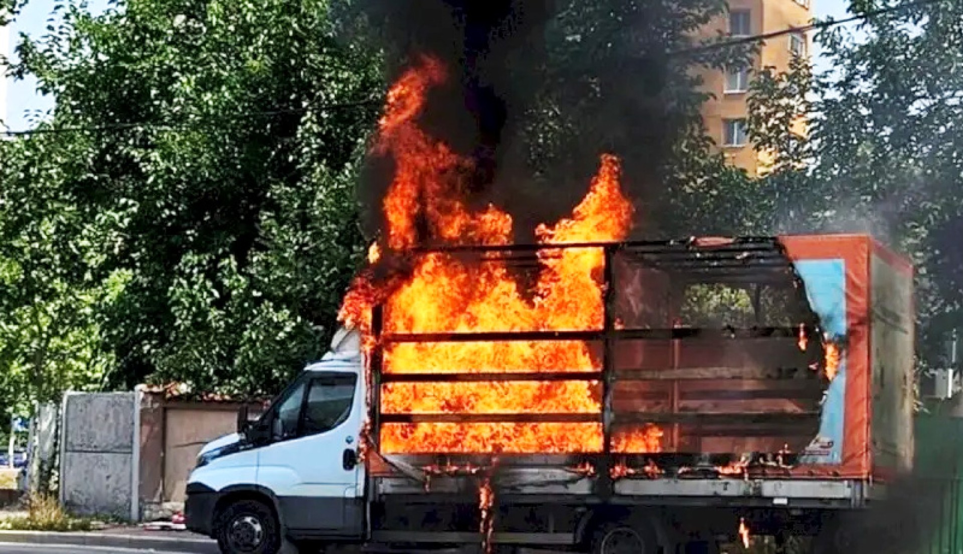 București. Un camion a luat foc în zona Auchan Bobocica