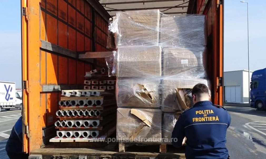 Camion cu mărfuri contrafăcute oprit în Vama Calafat