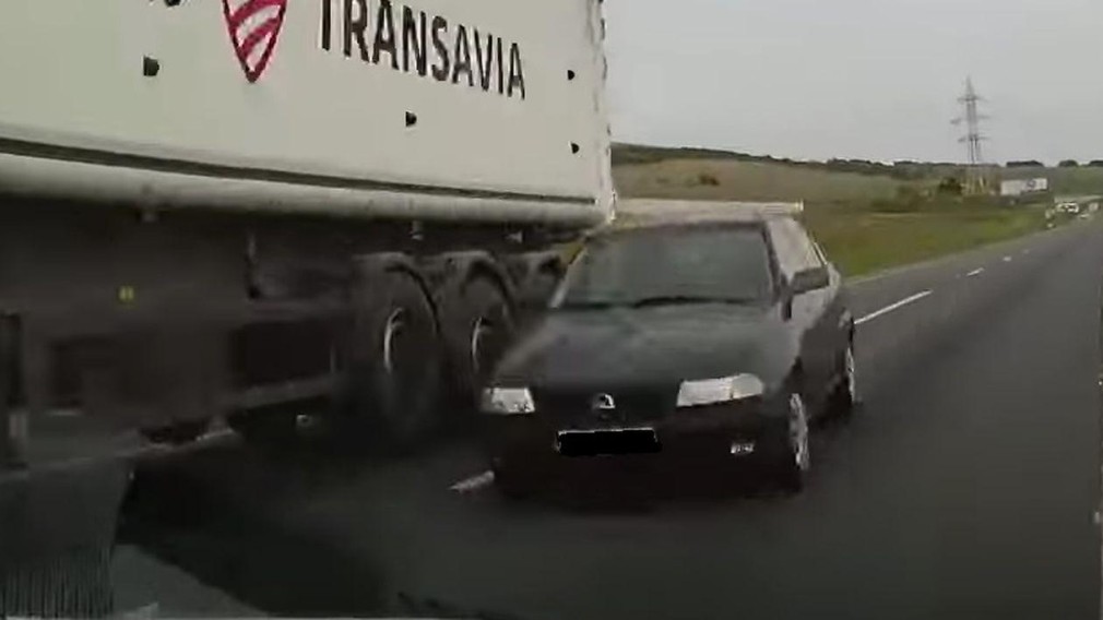 VIDEO Depășire inconștientă a unui camion pe DN1