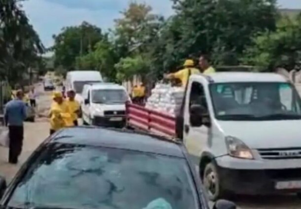 VIDEO Au corupt alegătorii dintr-un camion