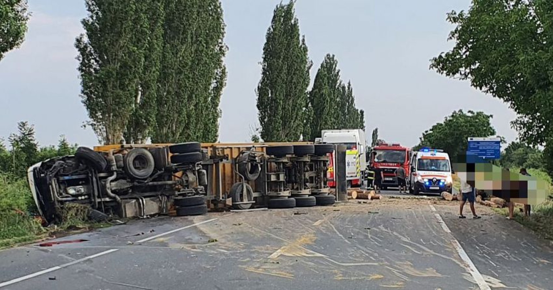 Camion cu lemne răsturnat pe carosabil, la ieșire din Focșani