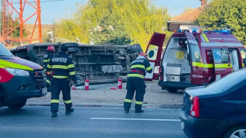 Un camion a intrat într un microbuz cu 18 persoane la bord TIRMagazin ro