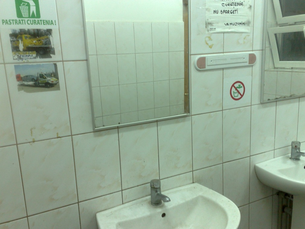 Ministrul Transporturilor atacat cu toalete în Parlament. Șoferii NU au unde să facă un duș pe autostradă