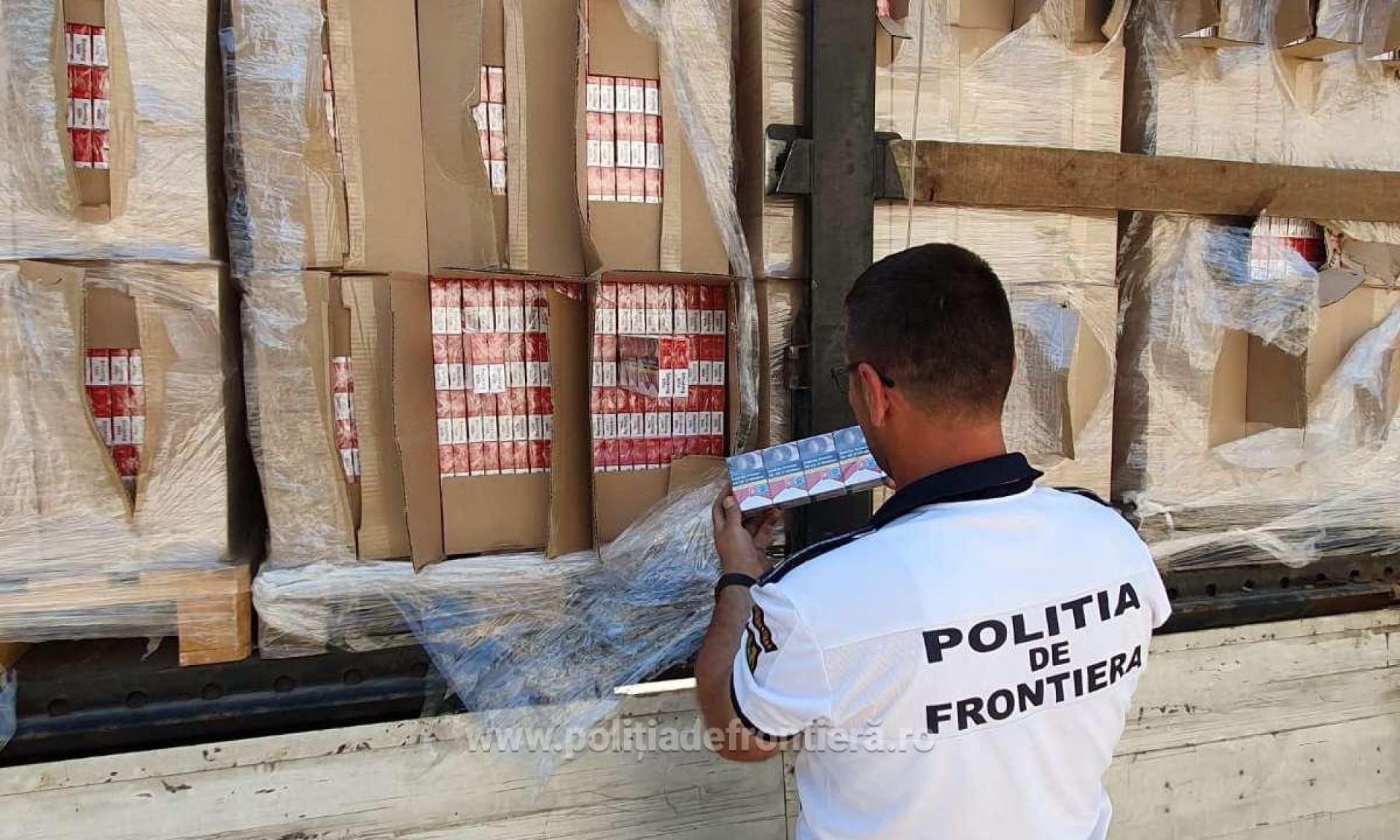 Peste 2,6 milioane pachete cu ţigări, descoperite la frontierele României. Multe, în camioane