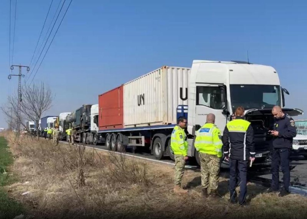 Trei camioane cu echipamente NATO au făcut accident la Băicoi