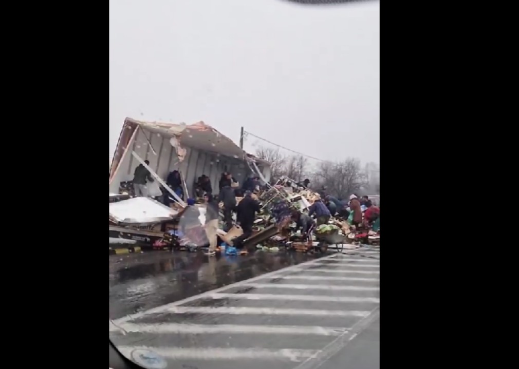 VIDEO Camion răsturnat în șanț „prădat” de românii care stăteau în zonă