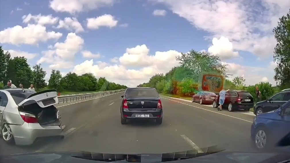 VIDEO Un camion a lovit un BMW. Cine-i vinovat?