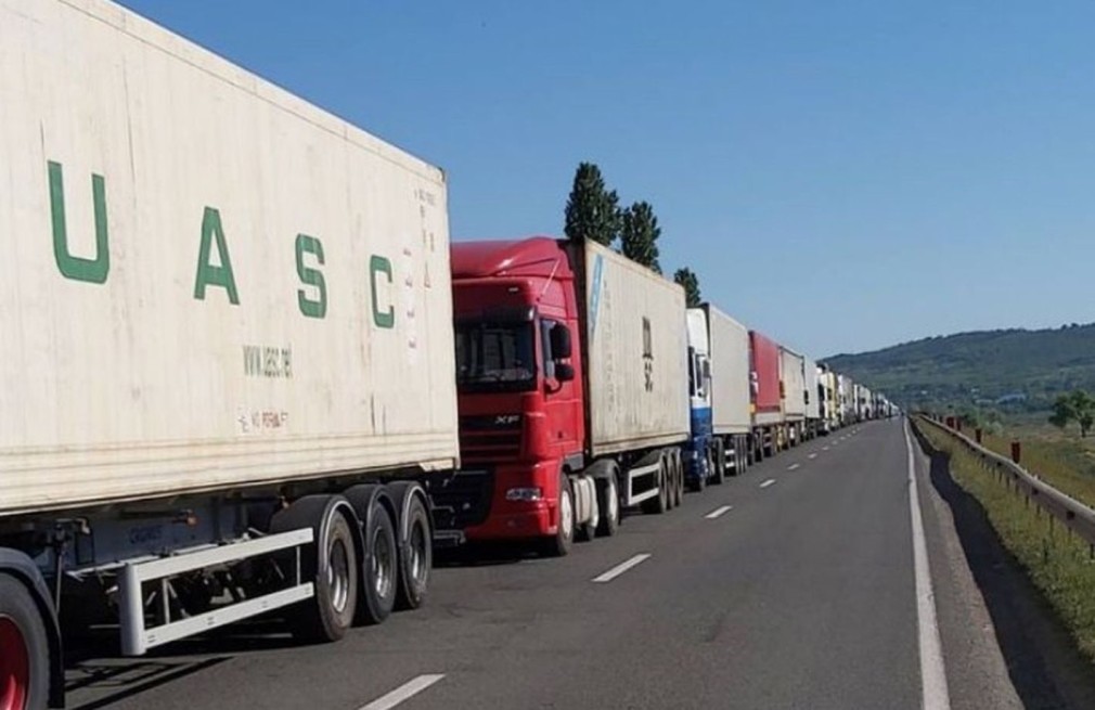 Cozi kilometrice de camioane la frontiera moldo-română: "De 14 ore nu ne-am mișcat"
