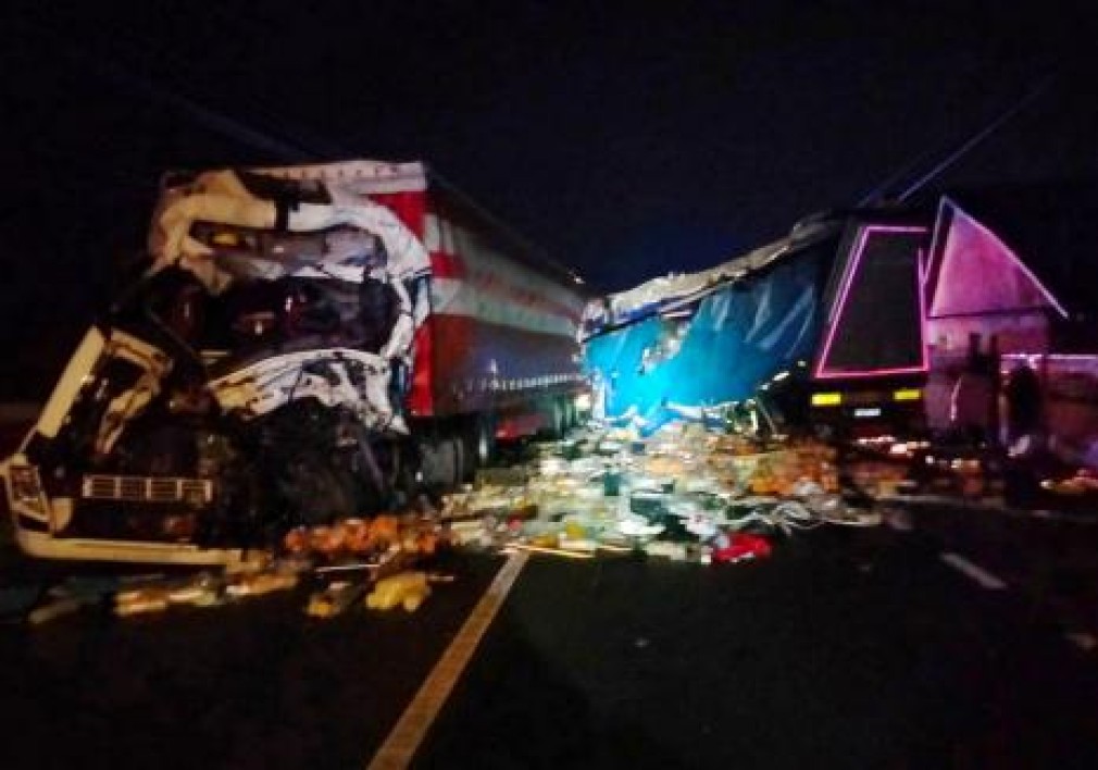 Șoferul profesionist care a supraviețuit unei ciocniri între două camioane, în stare gravă