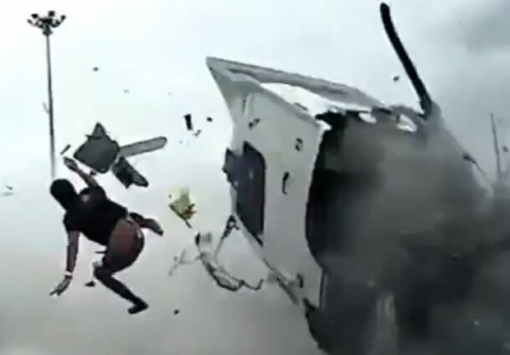 VIDEO. Un șofer profesionist a zburat din cabina camionului în timpul unui accident