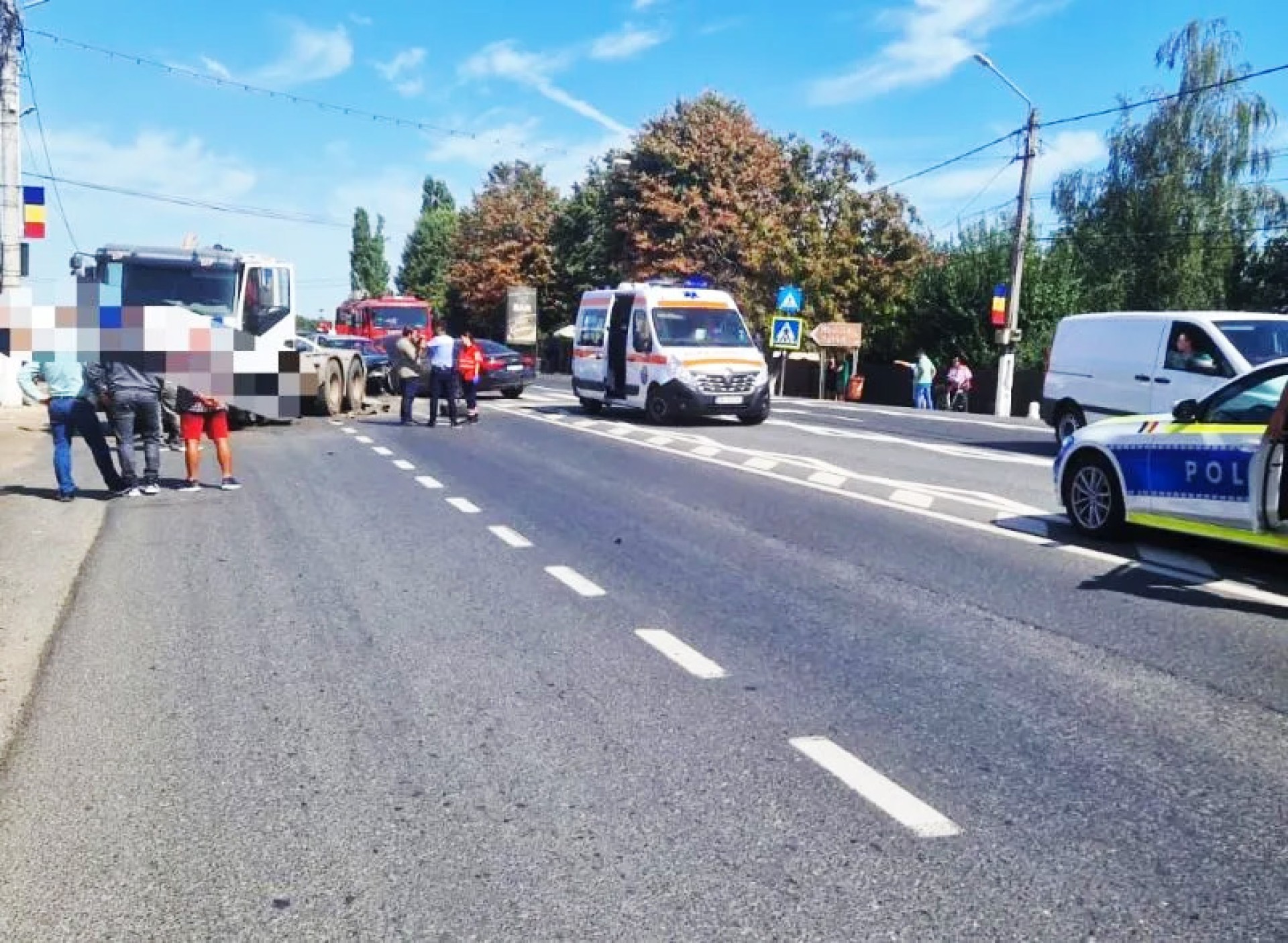 Accident cu două autoturisme și un camion, în Vrancea