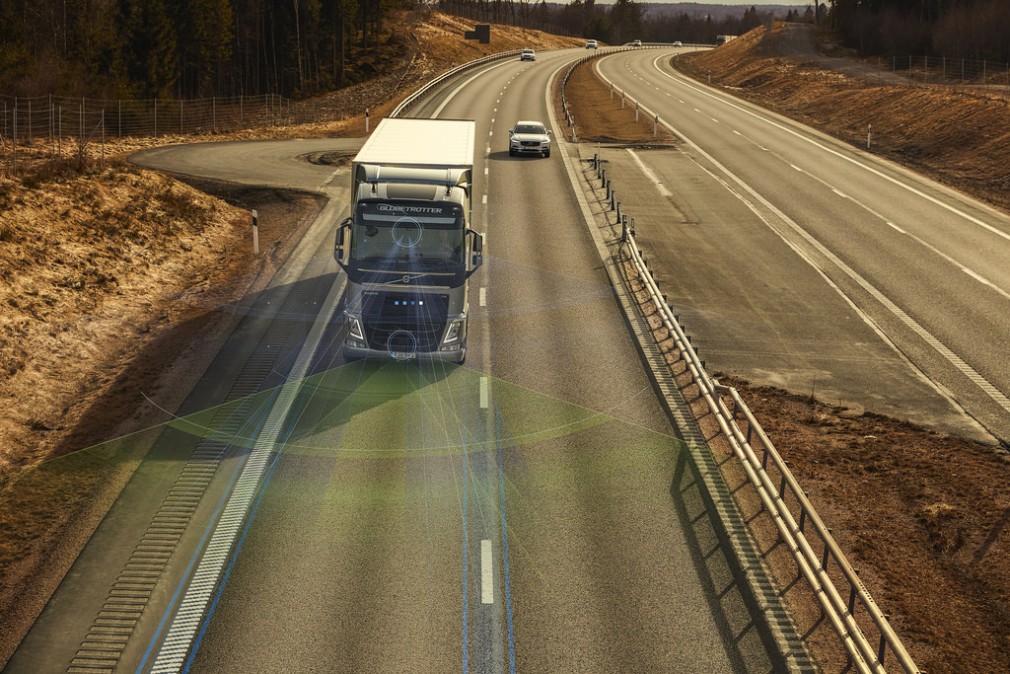 Noile sisteme de asistență pentru șofer de la Volvo Trucks duc siguranța la următorul nivel