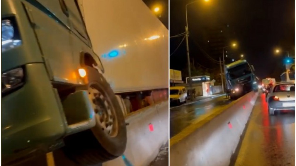 Un camion a rămas cu roțile suspendate după ce a „încălecat” un separator