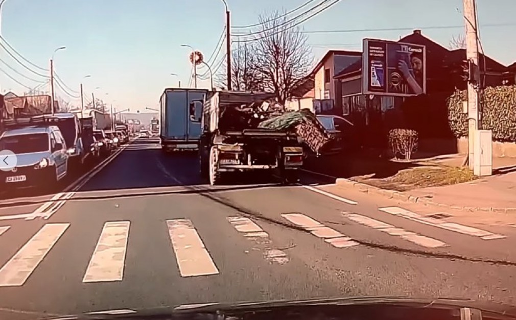 Un camion și-a pierdut încărcătura și era să producă o targedie la Cluj