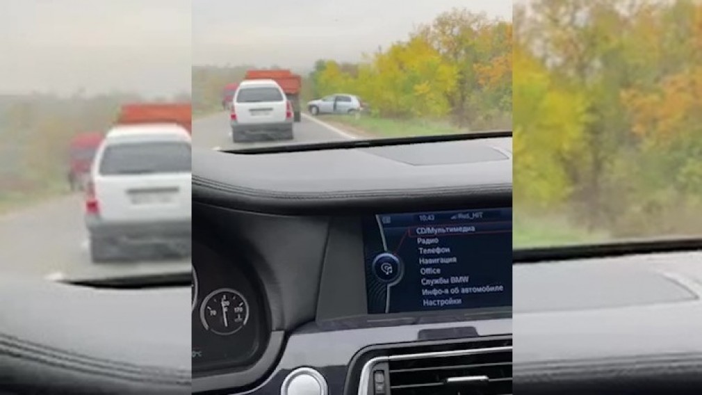 VIDEO. Accident de camion în Republica Moldovei. Au coborât și au curățat carsosabilul