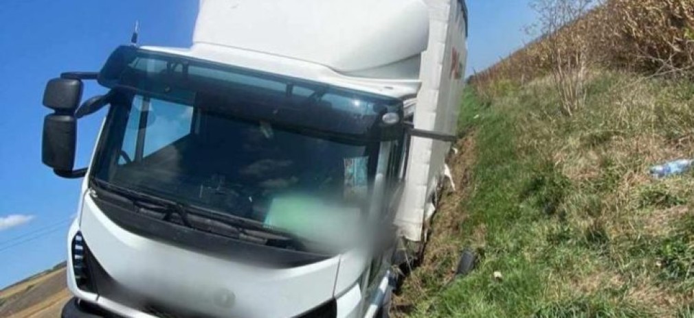 Un șofer de camion beat s-a răsturnat în șanț