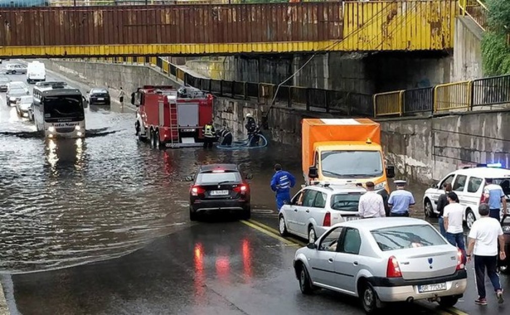 FOTO. Bucureștiul sub ape după o ploaie de vară