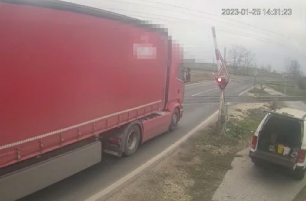 VIDEO. Ungaria. Doi șoferi de camion sunt anchetați pentru că au traversat pe roșu și au rupt barierele